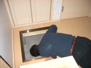 床下収納庫から床下の検査