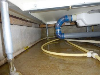 床下の漏水・水溜りの原因（雨水・結露・その他）とカビ・腐食の心配